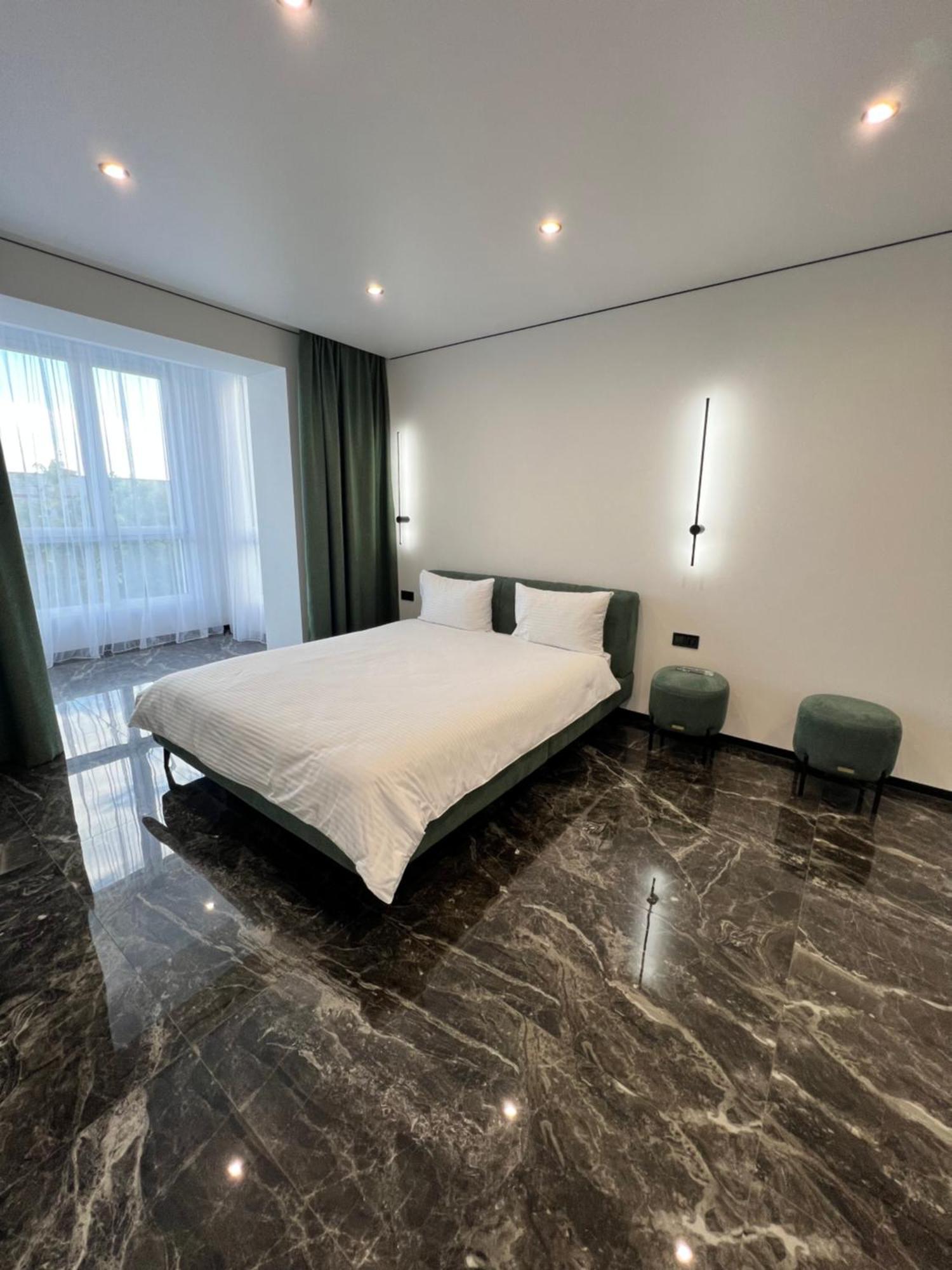 Люкс Апартаменти В Жкарена Та Жк Great House Rivne Exteriör bild